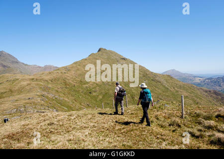 Deux randonneurs randonnée sur Craig Wen ridge à Yr Aran dans montagnes de Snowdonia National Park. Gwynedd, au nord du Pays de Galles, Royaume-Uni, Angleterre Banque D'Images