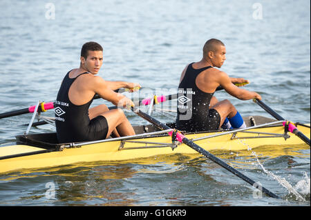 RIO DE JANEIRO - le 2 avril 2016 : rameurs se préparent à concourir dans une course sur Lagoa Rodrigo de Freitas Lagoon, un lieu de Rio 2016. Banque D'Images