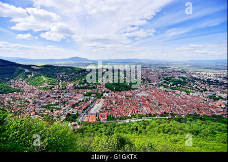 Photo aérienne à la Transylvanie de Brasov la vieille ville médiévale au printemps Banque D'Images