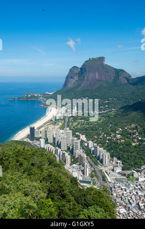 Vue sur l'horizon panoramique au-dessus de Sao Conrado Beach avec Pedra da Gavea et la montagne de la communauté de la favela Rocinha à Rio de Janeiro Banque D'Images