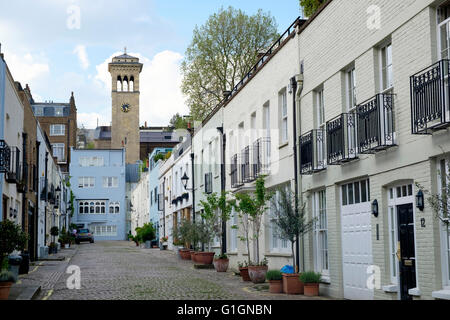 Ennismore Mews et la tour de l'Église orthodoxe russe à Knightsbridge, Londres Banque D'Images