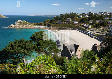 Plage de Trestrignel et Pointe du Chateau, Perros-Guirec, la Côte de Granit Rose, Côtes d'Armor, Bretagne, France, Europe Banque D'Images