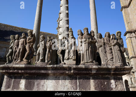 Sculptures sur pierre sur le calvaire à l'intérieur de l'enclos paroissial de Saint-thégonnec,, Finistère, Bretagne, France, Europe Banque D'Images