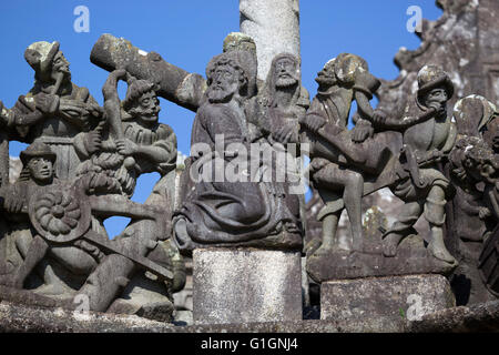 Sculptures sur pierre sur le calvaire à l'intérieur de l'enclos paroissial, Guimiliau, Finistère, Bretagne, France, Europe Banque D'Images