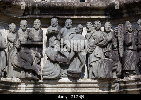 Sculptures sur pierre sur le calvaire à l'intérieur de l'enclos paroissial, Guimiliau, Finistère, Bretagne, France, Europe Banque D'Images