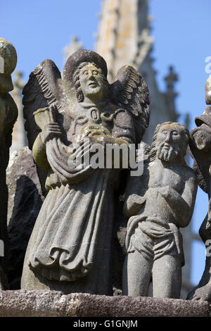 Sculptures sur pierre sur le calvaire à l'intérieur de l'enclos paroissial, Guimiliau, Finistère, Bretagne, France, Europe Banque D'Images