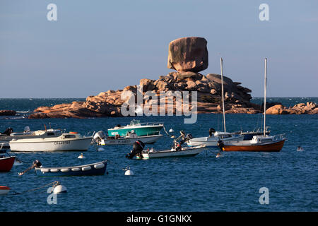 Une forme peu rochers roses et bateaux, Tregastel-Plage, Cote de Granit Rose, Côtes d'Armor, Bretagne, France, Europe Banque D'Images