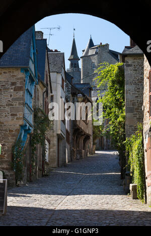 Voir à travers la Porte de Jerzual, rue du Jerzual, Dinan, Cotes d'Armor, Bretagne, France, Europe Banque D'Images