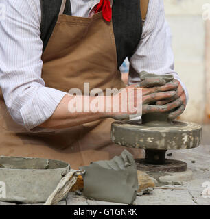 Artisan qualifié potter façonner l'argile pour faire un beau vase Banque D'Images