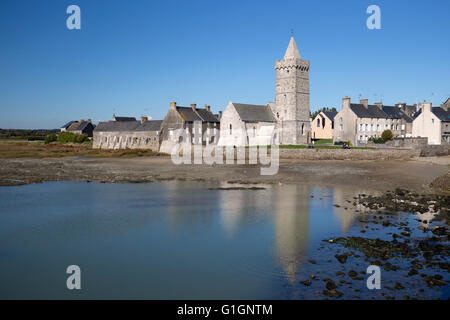 Vue de l'église et de lagune de channel coast town, Portbail, Normandie, France, Europe Banque D'Images
