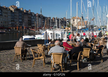 Café en plein air sur le quai Saint Etienne en Vieux Bassin, Honfleur, Normandie, France, Europe Banque D'Images