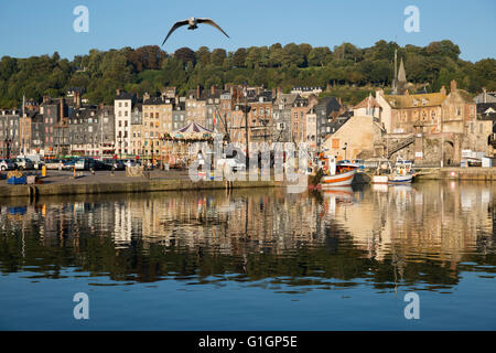 Saint Catherine dans le Vieux Bassin vu de l'avant port, Honfleur, Normandie, France, Europe Banque D'Images