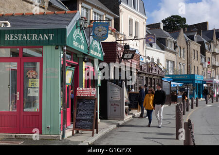 Restaurants de fruits de mer le long harbour, Cancale, Bretagne, France, Europe Banque D'Images