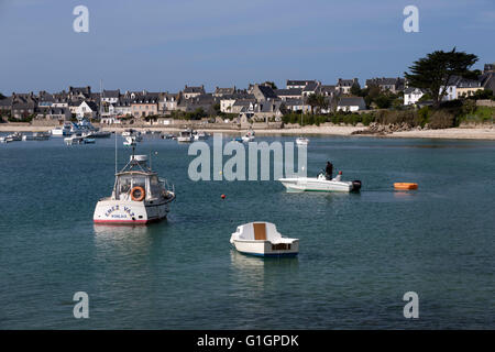 Vue sur le port, Ile de Batz, près de Roscoff, Finistère, Bretagne, France, Europe Banque D'Images