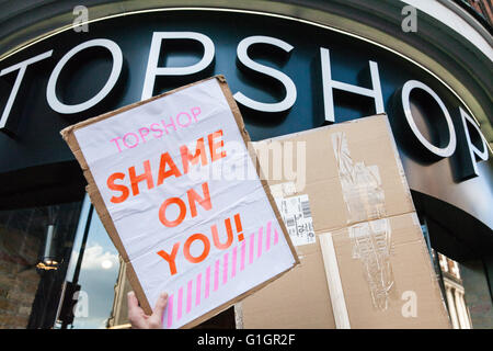 Londres, Royaume-Uni. 14 mai, 2016. Une 'honte' placard à l'extérieur de l'une succursale de Topshop d'Oxford Street au cours d'une manifestation par les militants pour un salaire de subsistance et des droits syndicaux de l'Organisation des voix de l'Organisation mondiale du commerce Union européenne. Credit : Mark Kerrison/Alamy Live News Banque D'Images