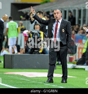 Milan, Italie. 14 mai 2016 : Cristian Brocchi gestes au cours de la serie d'un match de football entre l'AC Milan et l'AS Roma. Credit : Nicolò Campo/Alamy Live News Banque D'Images