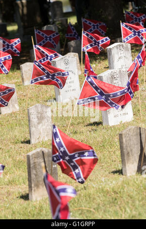Paris, France. 14 mai, 2016. Drapeaux Confédérés pendant la guerre civile de flutter marqueurs grave pendant un service commémoratif pour marquer Confederate Memorial Day au cimetière Magnolia, 14 mai 2016 à Charleston, Caroline du Sud. Les événements marquant le sud de Confederate heritage venir près d'un an après la suppression de la confederate flag de la capitale à la suite de l'assassinat de neuf personnes à la mère noire historique Emanuel AME. Credit : Planetpix/Alamy Live News Banque D'Images