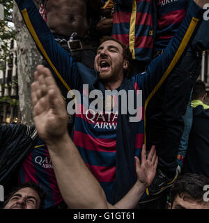 Barcelone, Catalogne, Espagne. 14 mai, 2016. Fans du FC Barcelona slogans au chant dans la fontaine de Canaletes Ramblas, l'endroit traditionnel pour célébrer les trophées, l'équipe de célébrer leur 24e titre de ligue. © Matthias Rickenbach/ZUMA/Alamy Fil Live News Banque D'Images