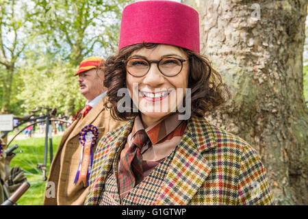 Londres, Royaume-Uni - 14 mai 2016 : Tweed Run (en vélo avec un style) à l'aire de pique-nique près de l'Albert Memorial dans Kensington Gardens, Hyde Park. Crédit : Elena/Chaykina Alamy Live News Banque D'Images