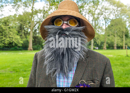 Londres, Royaume-Uni - 14 mai 2016 : Tweed Run (en vélo avec un style) à l'aire de pique-nique près de l'Albert Memorial dans Kensington Gardens, Hyde Park. Homme avec un géant fake moustache Chaykina Crédit : Elena/Alamy Live News Banque D'Images