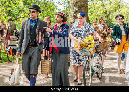 Londres, Royaume-Uni - 14 mai 2016 : Tweed Run (en vélo avec un style) à l'aire de pique-nique près de l'Albert Memorial dans Kensington Gardens, Hyde Park. Crédit : Elena/Chaykina Alamy Live News Banque D'Images