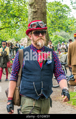 Londres, Royaume-Uni - 14 mai 2016 : Tweed Run (en vélo avec un style) à l'aire de pique-nique près de l'Albert Memorial dans Kensington Gardens, Hyde Park. Crédit : Elena/Chaykina Alamy Live News Banque D'Images