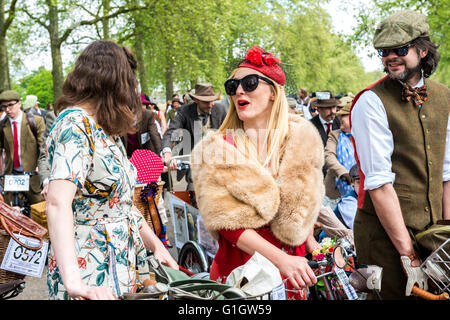 Londres, Royaume-Uni - 14 mai 2016 : Tweed Run (en vélo avec un style) à l'aire de pique-nique près de l'Albert Memorial dans Kensington Gardens, Hyde Park. Crédit : Elena/Chaykina Alamy Live News Banque D'Images