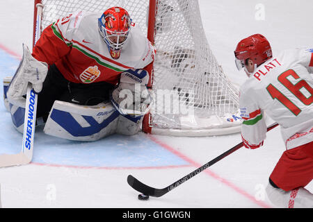 Saint-pétersbourg, Russie. 14 mai, 2016. Geoff Platt du Bélarus (R) s'attaque au cours de championnat du monde de hockey 2009 Tour préliminaire Groupe B match entre la Hongrie et la Biélorussie à Saint-Pétersbourg, Russie, le 14 mai 2016. La Hongrie a gagné 5-2. © Pavel Bednyakov/Xinhua/Alamy Live News Banque D'Images