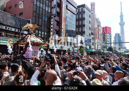 Les participants du Festival Sanja transporter un mikoshi (temple portatif) dans le quartier d'Asakusa, le 15 mai 2016, Tokyo, Japon. Sanja Matsuri (festival) est l'un des trois grands festivals Shinto à Tokyo, avec plus de 1,8 millions de personnes chaque année pour l'événement de trois jours. L'événement le plus important a lieu le dimanche matin, où les participants partent effectuer les trois grands sanctuaires portables à 6h de visite et temple Sensoji et accorder des bénédictions dans la zone Asakusa de retourner vers 20h le soir. (Photo de Rodrigo Reyes Marin/AFLO) Banque D'Images