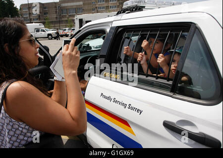 (160515) -- Vancouver, 15 mai 2016 (Xinhua) -- les enfants posent pour des photos à l'intérieur d'un véhicule de police au cours d'une journée portes ouvertes à l'occasion de l'assemblée annuelle la semaine nationale de la police à la Gendarmerie royale du Canada (GRC) détachement principal à Surrey, Canada, Mai 14, 2016. (Xinhua/Liang Sen) Banque D'Images