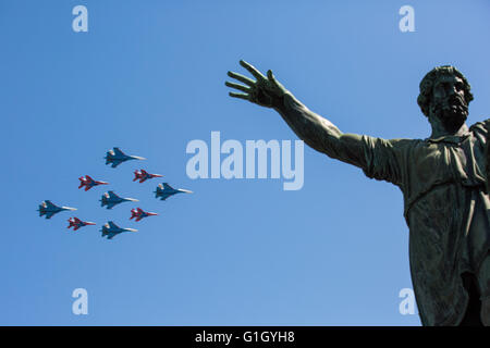 (160515) -- BEIJING, 15 mai 2016 (Xinhua) -- des jets militaires voler en formation au cours de la parade de la victoire à Moscou, Russie, le 9 mai 2016. La Russie a célébré le 71e anniversaire de la victoire de la guerre antifasciste mondiale avec un défilé militaire sur la Place Rouge le lundi. (Xinhua/Bai Xueqi) Banque D'Images