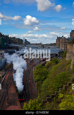 Edimbourg, Ecosse, ROYAUME UNI, 15 mai 2016. The Flying Scotsman locomotive quitte la gare de Waverley pour son voyage de jour à l'Ecosse sur une belle matinée ensoleillée. Banque D'Images