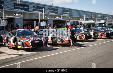 Silverstone, UK. 15 mai, 2016. Audi Belgique Club Team WRT Audi R8 voitures dans le pit lane Crédit : Steven re/Alamy Live News Banque D'Images