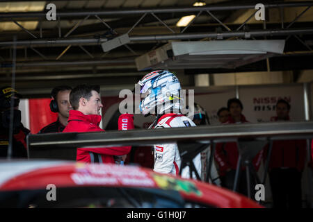 Silverstone, UK. 15 mai, 2016. # 23 Nissan GT Academy Team RJN Alex Buncombe pilotes et Lucas Ordonez dans le pit lane Crédit : Steven re/Alamy Live News Banque D'Images