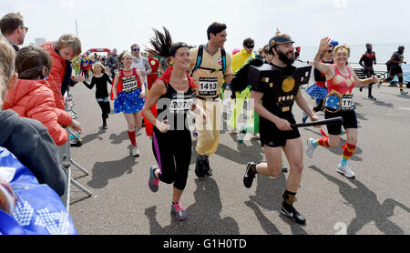 Hove Brighton UK 15 mai 2016 - Des centaines de coureurs participent à l'Heroes v Villains sauver la journée de bienfaisance courir le long du front de mer de Hove aujourd'hui à recueillir de l'argent pour le passer sur l'Afrique Crédit : Simon Dack/Alamy Live News Banque D'Images