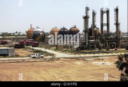 Bagdad, la capitale irakienne de Bagdad. 15 mai, 2016. Les pompiers travaillent dans une usine de gaz après qu'il a été attaqué par l'État islamique (EST) les kamikazes, dans la région de Taji, banlieue nord de la capitale irakienne de Bagdad, le 15 mai 2016. Jusqu'à sept membres de la sécurité et de travailleurs civils ont été tués et 24 autres blessés dimanche, comme les forces de sécurité irakiennes ont déjoué une tentative d'État islamique (EST) kamikazes à saisir et détruire une usine de gaz dans une banlieue nord de Bagdad, une source du ministère de l'Intérieur a dit. Credit : Khalil Dawood/Xinhua/Alamy Live News Banque D'Images