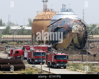 Bagdad, la capitale irakienne de Bagdad. 15 mai, 2016. Les camions de pompiers sont vus à une usine à gaz après qu'il a été attaqué par l'État islamique (EST) les kamikazes, dans la région de Taji, banlieue nord de la capitale irakienne de Bagdad, le 15 mai 2016. Jusqu'à sept membres de la sécurité et de travailleurs civils ont été tués et 24 autres blessés dimanche, comme les forces de sécurité irakiennes ont déjoué une tentative d'État islamique (EST) kamikazes à saisir et détruire une usine de gaz dans une banlieue nord de Bagdad, une source du ministère de l'Intérieur a dit. Credit : Khalil Dawood/Xinhua/Alamy Live News Banque D'Images