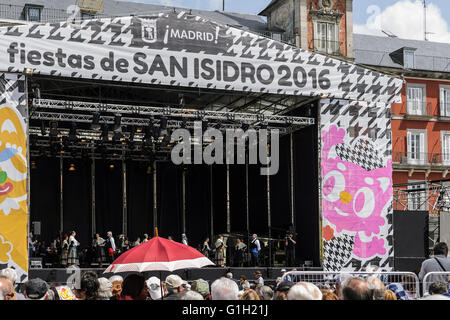 Madrid, Espagne, 15 mai 2016. Les gens célébrant Saint Isidro festive Mayor. Enrique Davó/Alamy Live News. Banque D'Images