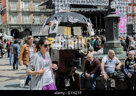 Madrid, Espagne, 15 mai 2016. Les gens célébrant Saint Isidro festive Mayor. Enrique Davó/Alamy Live News. Banque D'Images