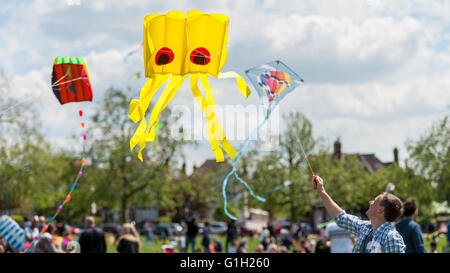 Londres, Royaume-Uni. 15 mai 2016. Des centaines de cerfs-volants fans apprécier le Streatham annuel Festival du cerf-volant à Streatham commune dans le sud de Londres. Visiteurs apprécié sur roues, des cerfs-volants en forme d'énormes animaux ainsi que voler de leurs propres ailes. Crédit : Stephen Chung / Alamy Live News Banque D'Images