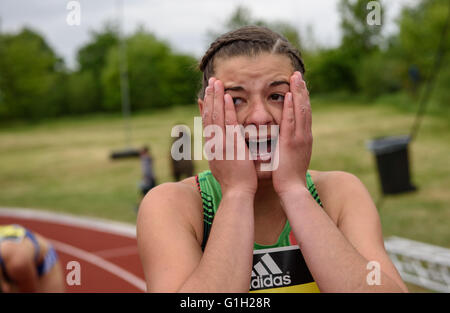 Katrin Fehm de SG Siemens Amberg célèbre après avoir gagné au 100 mètres au cours de la réunion d'athlétisme Adidas Boost à Herzogenaurach, Allemagne, 14 mai 2016. Photo : Nicolas Armer/dpa Banque D'Images