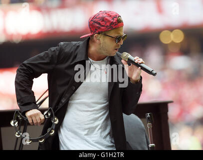 Munich, Allemagne. 14 mai, 2016. US-pop une république avec le chanteur Ryan Tedder effectuer sur scène durant la pause à mi-temps dans le match de football Bundesliga Bayern Munich vs Hanovre 96 à Munich, Allemagne, 14 mai 2016. Photo : Angelika Warmuth/dpa/Alamy Live News Banque D'Images