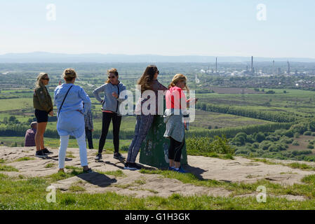 Helsby Hill, Cheshire, Royaume-Uni. 15 mai, 2016. Météo britannique. Un groupe d'amis, profiter de la vue panoramique depuis le sommet de la colline Helsby trig point. L'avis comprend la plaine du Cheshire et la gamme de Clwydian Hills et les montagnes au nord-est du pays de Galles à l'horizon. Crédit : Andrew Paterson/Alamy Live News Banque D'Images