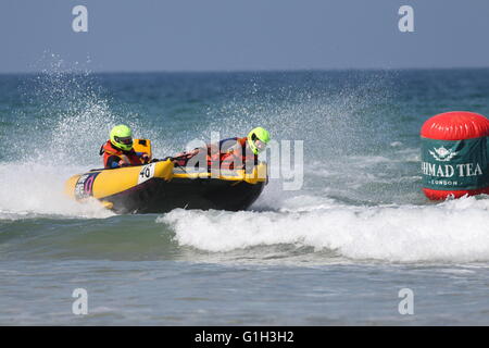 Newquay, Cornwall, UK. 15 mai, 2016. Le championnat 2016 Le 5ème prb mis à l'a lieu à la plage de Fistral. Vingt 4m de long bateaux gonflables prendre part à la course chaque équipée de moteurs de 50 hp avec un pilote et copilote. Credit : Nicholas Burningham/Alamy Live News Banque D'Images