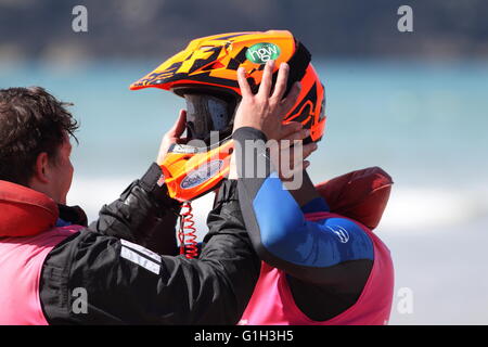 Newquay, Cornwall, UK. 15 mai, 2016. Le championnat 2016 Le 5ème prb mis à l'a lieu à la plage de Fistral. Vingt 4m de long bateaux gonflables prendre part à la course chaque équipée de moteurs de 50 hp avec un pilote et copilote. Credit : Nicholas Burningham/Alamy Live News Banque D'Images