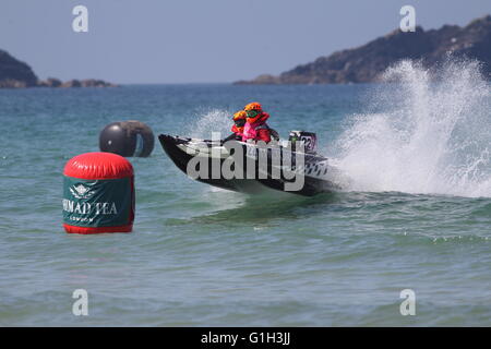 Newquay, Cornwall, UK. 15 mai, 2016. Le championnat 2016 Le 5ème prb mis à l'a lieu à la plage de Fistral. Vingt 4m de long bateaux gonflables prendre part à la course chaque équipée de moteurs de 50 hp avec un pilote et copilote. Credit : Nicholas Burningham/Alamy Live News Banque D'Images