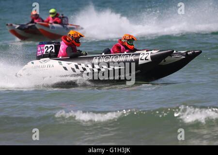 Newquay, Cornwall, UK. 15 mai, 2016. Le championnat 2016 Le 5ème prb mis à l'a lieu à la plage de Fistral. Vingt 4m de long bateaux gonflables prendre part à la course chaque équipée de moteurs de 50 hp avec un pilote et copilote. Credit : Nicholas Burningham/Alamy Live News Banque D'Images