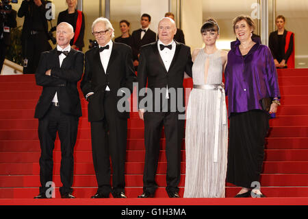 Paul Laverty, Ken Loach, Dave Johns, Hayley Squires et Rebecca O'Brien participant à la 'JE, Daniel Blake' premiere pendant le 69e Festival du Film de Cannes au Palais des Festivals de Cannes le 13 mai 2016 dans le monde d'utilisation | Banque D'Images