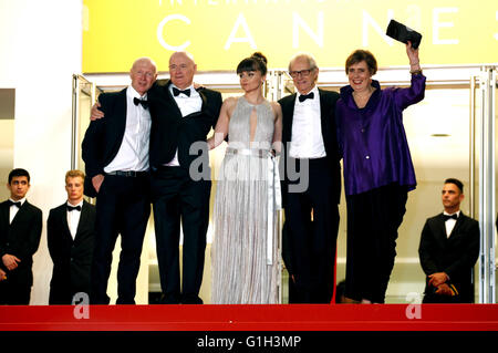 Paul Laverty, Dave Johns, Hayley Squires, Ken Loach et Rebecca O'Brien participant à la 'JE, Daniel Blake' premiere pendant le 69e Festival du Film de Cannes au Palais des Festivals de Cannes le 13 mai 2016 dans le monde d'utilisation | Banque D'Images