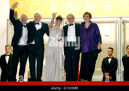 Paul Laverty, Dave Johns, Hayley Squires, Ken Loach et Rebecca O'Brien participant à la 'JE, Daniel Blake' premiere pendant le 69e Festival du Film de Cannes au Palais des Festivals de Cannes le 13 mai 2016 dans le monde d'utilisation | Banque D'Images